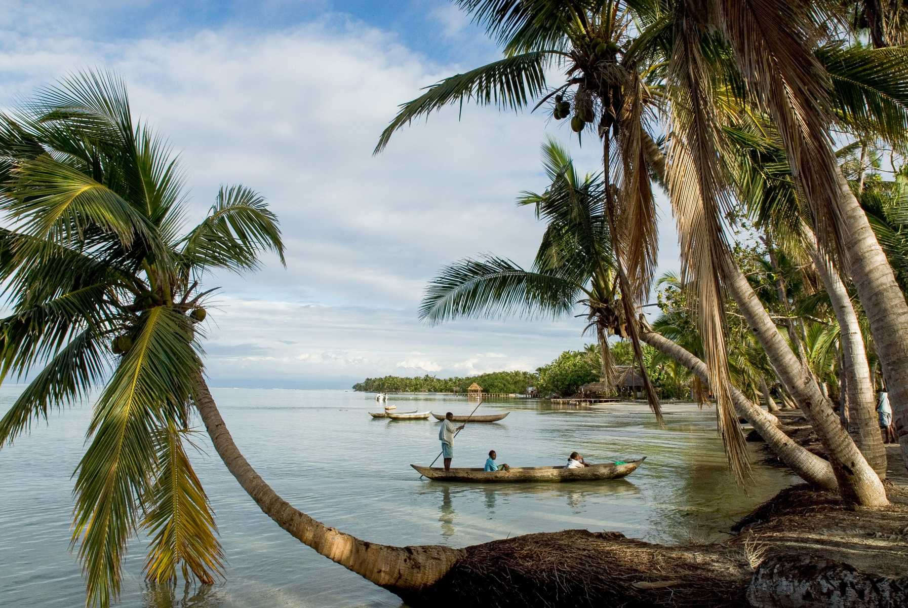 Afrique - Madagascar- Sainte-Marie - Arrivée en pirogue sur l’îlot aux Nattes et ses plages idylliques liserées de cocotiers…