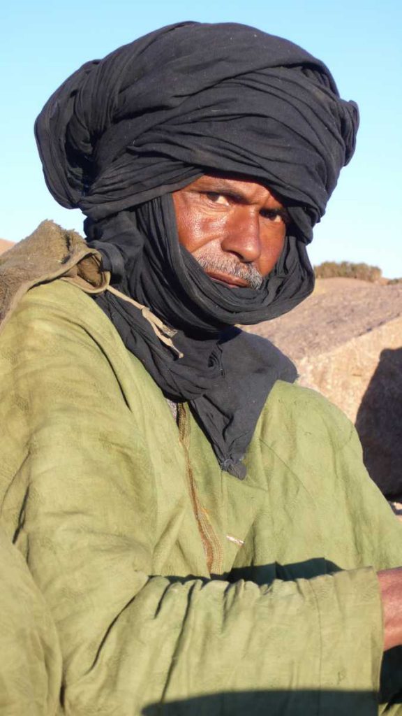 Algérie - Atakor - Touareg et guide, tout est dans le regard.