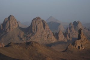 Algérie - Atakor - Ce paysage unique est celui devant lequel méditait chaque jour le père de Foucault depuis son ermitage situé sur le plateau de l’Assekrem.