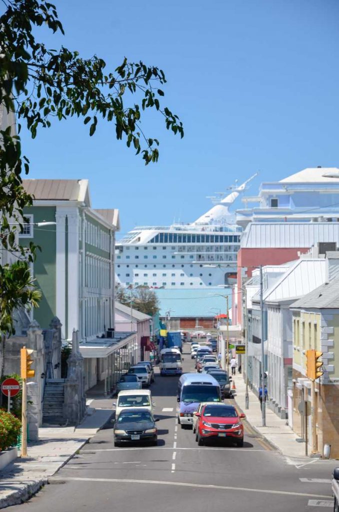 Bahamas - Paquebot de croisière au bout de la rue