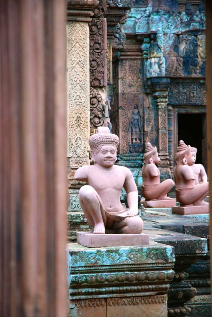 Cambodge - Angkor - Les copies des statues des gardiens du temple de Banteay Srei.