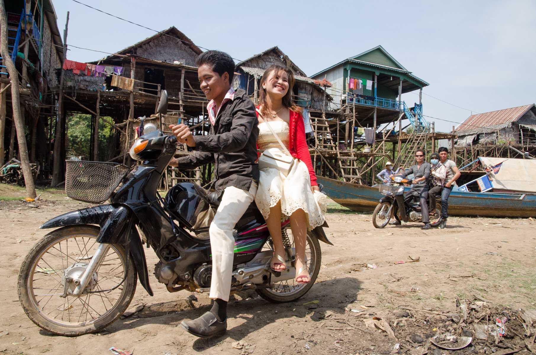 Cambodge - Angkor - Scène de village sur les rives du lac Tonle Sap, au pays d'Angkor
