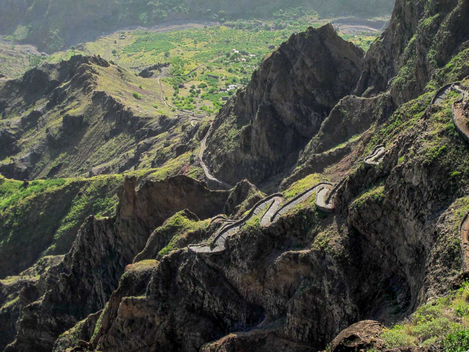 Cap-Vert - Le vertigineux sentier pavé qui grimpe au sommet de la Bordeira do Norte, sur le toit de Santo Antao.