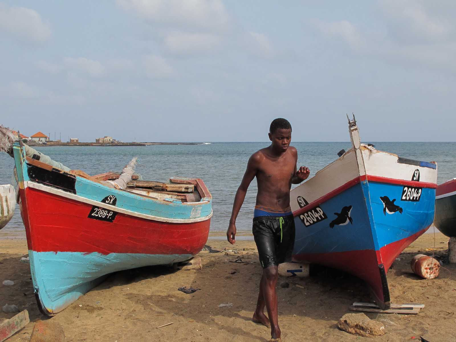 Cap-Vert - Baignade sur la plage de Baia das Gatas, à Sao Vicente
