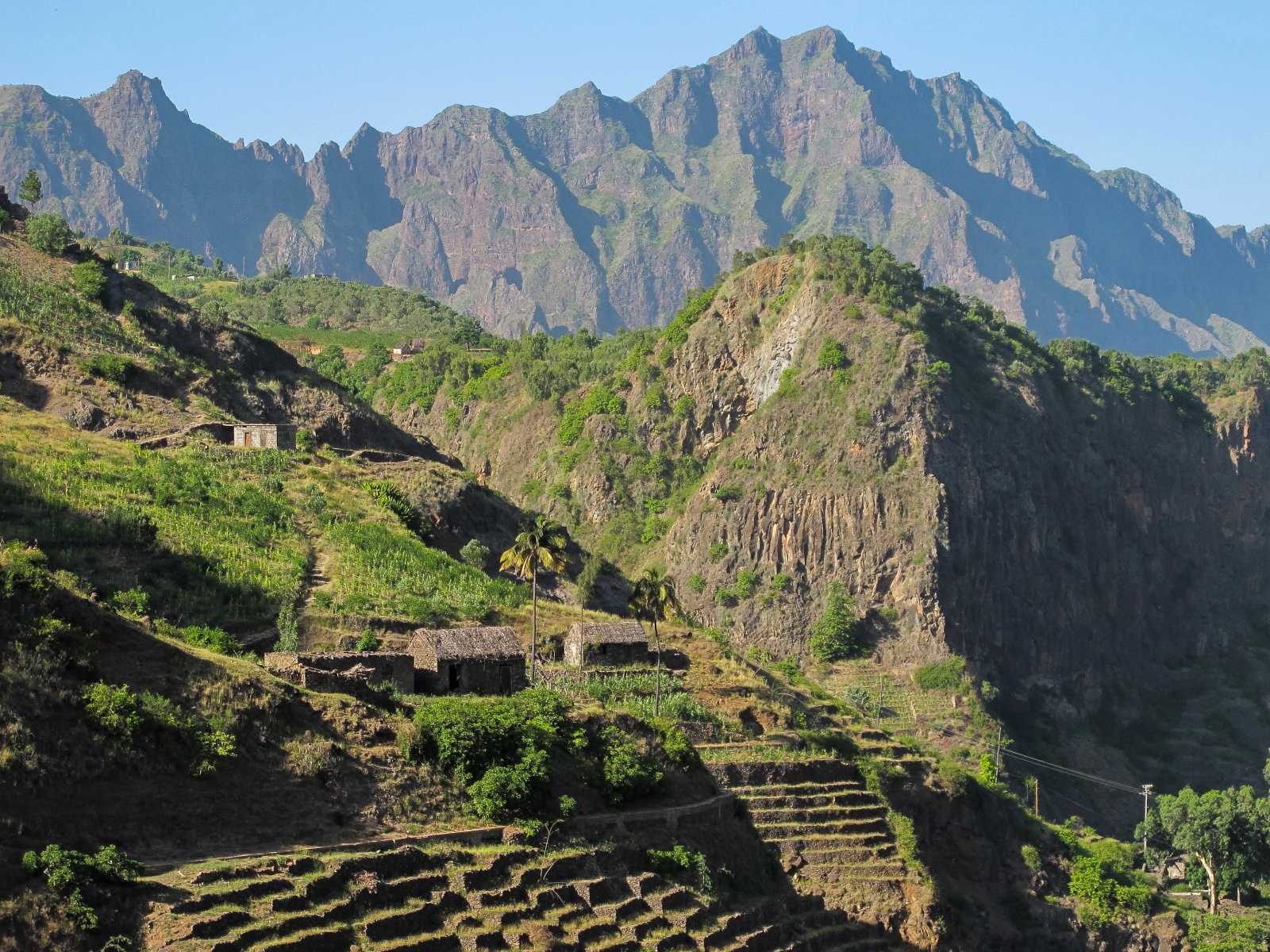 Cap-Vert - Maisons traditionnelles et cultures en terrasses, dans la vallée de Pau à Santo Antao