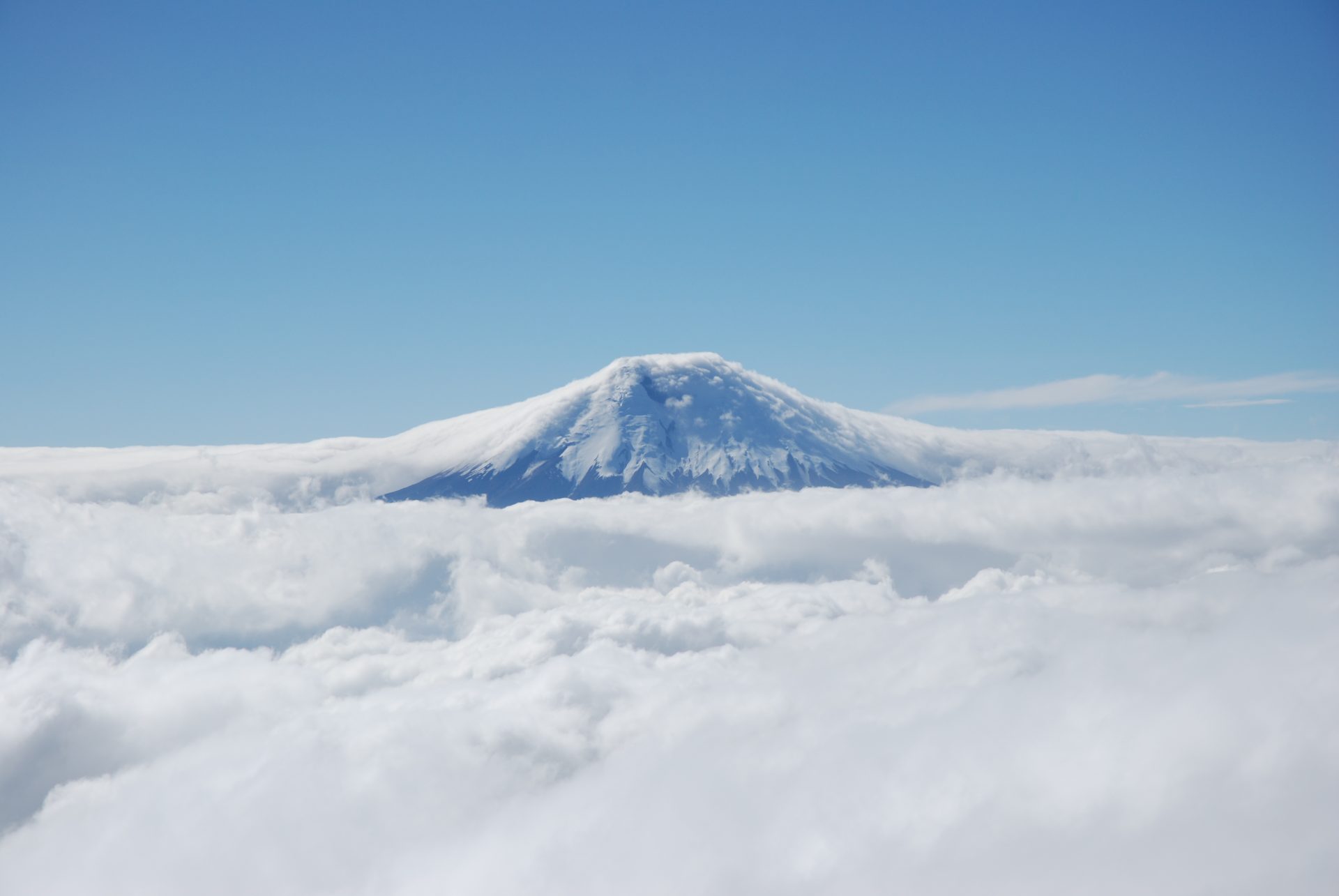 Equateur - Cotopaxi - Le volcan émerge des nuages