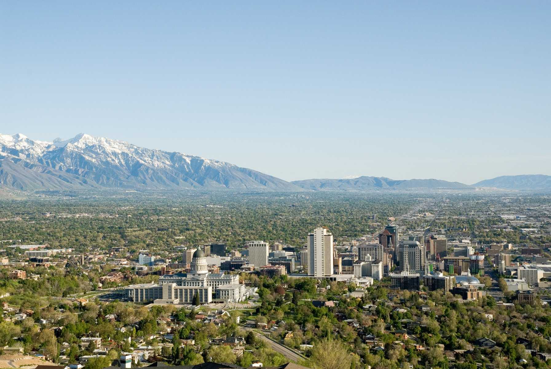 Etats-unis - Salt Lake City - Vue de la colline d’Ensign Park. Au centre, le Capitole de l’état d’Utah. A droite, Temple Square. En arrière-plan, les Wasatch Mountains.