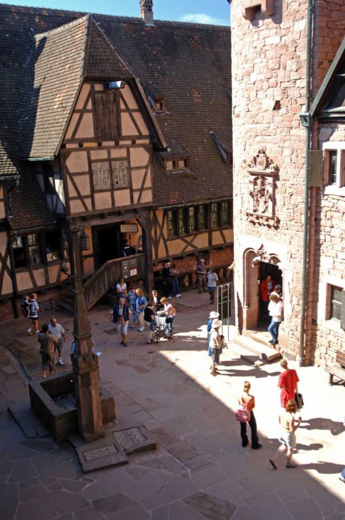 France - Alsace - Haut Koenigsbourg - Cour basse du château