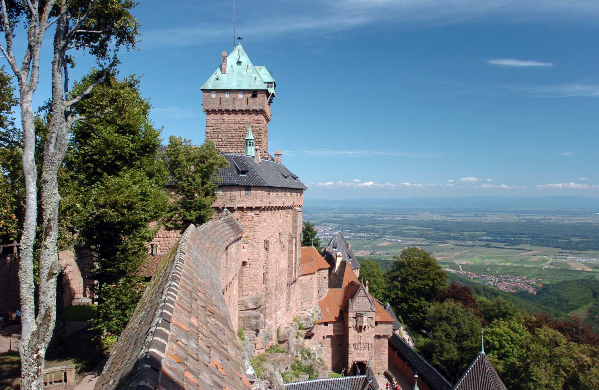 France - Alsace - Haut Koenigsbourg - Le donjon et ses 62 mètres de hauteur domine la plaine d’Alsace. Le domaine du château épouse la forme de l’éperon rocheux ; ses enceintes entourent un terrain de 270 m de long pour 40 m de largeur.