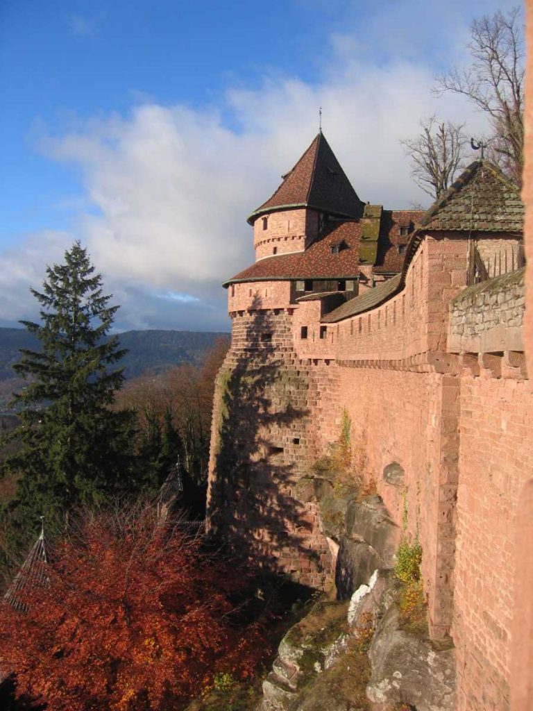 France - Alsace - Haut Koenigsbourg - Les remparts du château aux couleurs de l’automne.