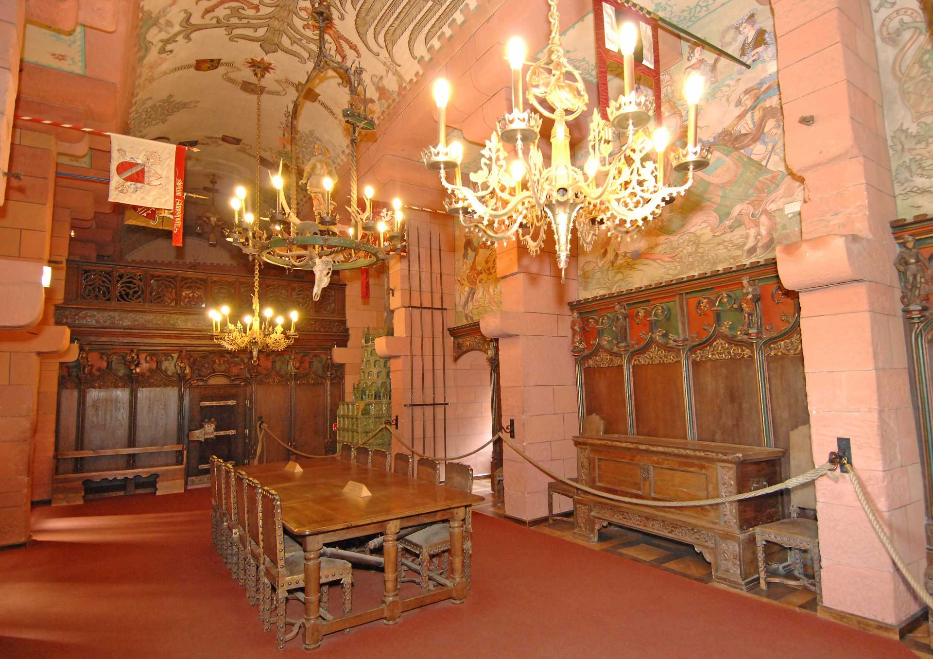France - Alsace - Haut Koenigsbourg - La Salle des fêtes du château, une salle « moyenâgeuse » imaginée par Guillaume II, certes amateur d’art médiévaux, mais repensée à la gloire de l’Empire allemand.