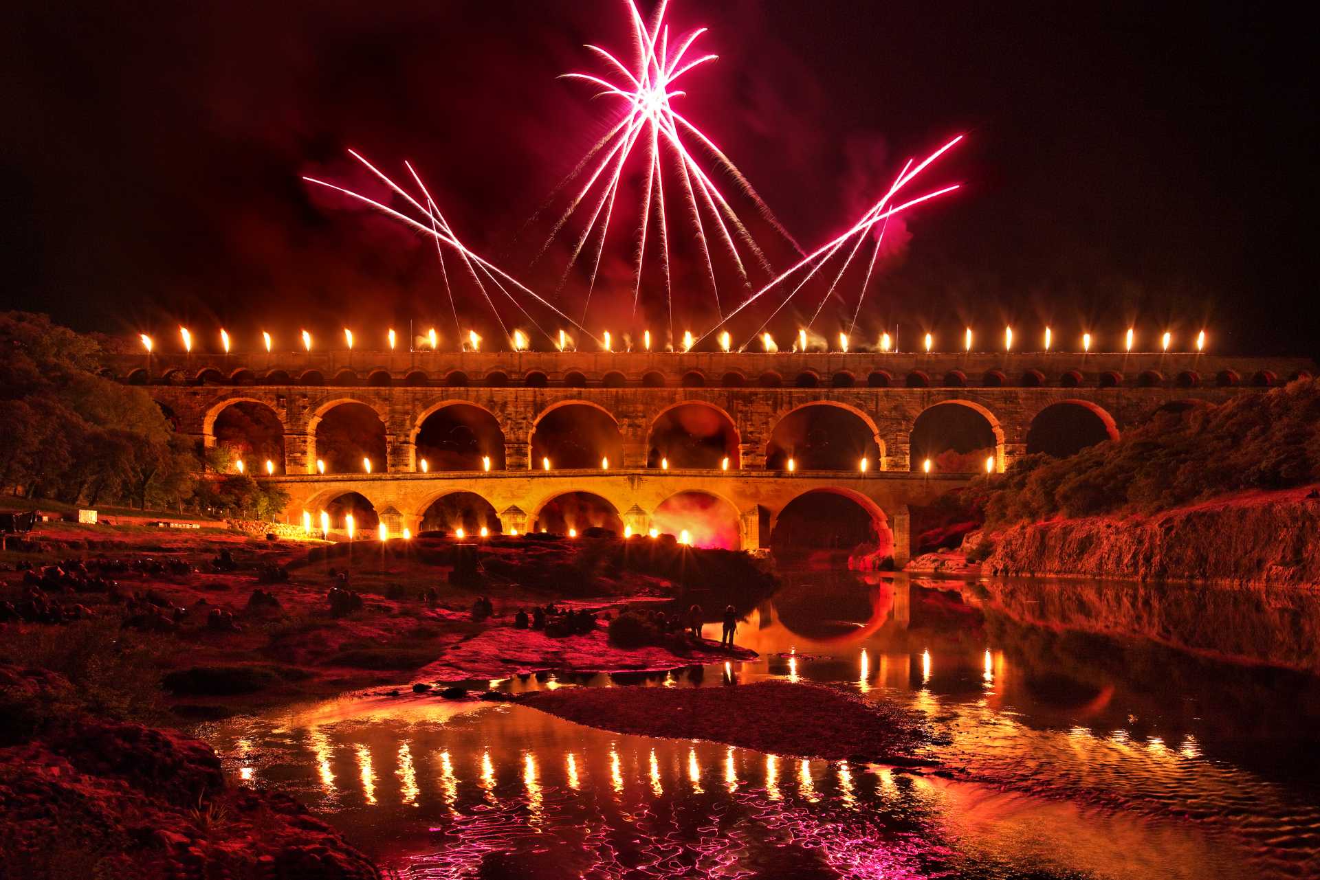 France - Pont du Gard - Spectacle - Chaque été, à la nuit tombée, le Pont du Gard s’embrase des illuminations.