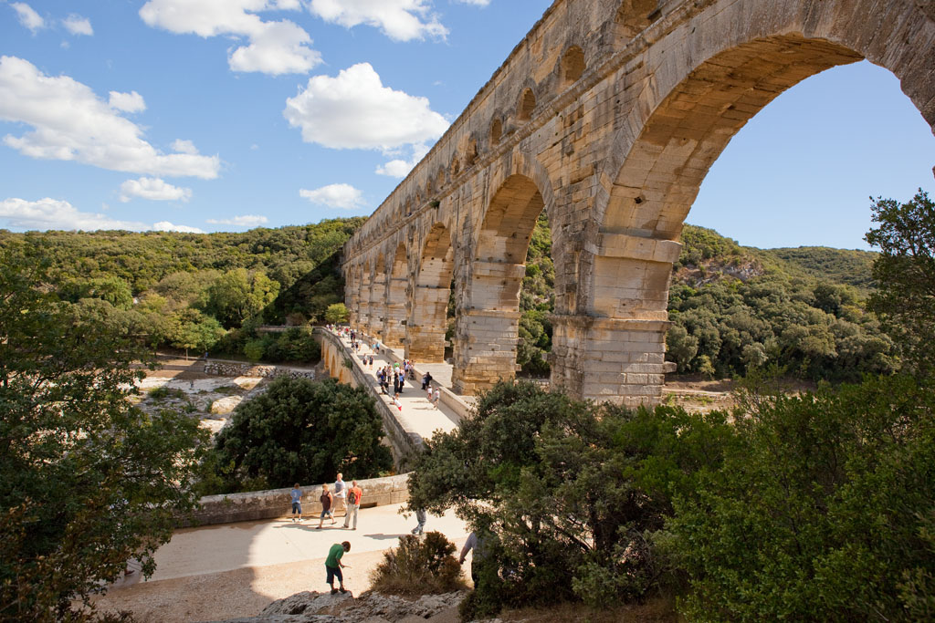France - Pont du Gard - Tablier du pont construit au XVIIIe siècle pour permettre le passage des véhicules.