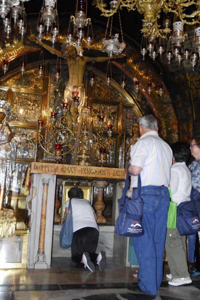 Israel - Galilée - Dévotion dans le Saint Sépulcre.