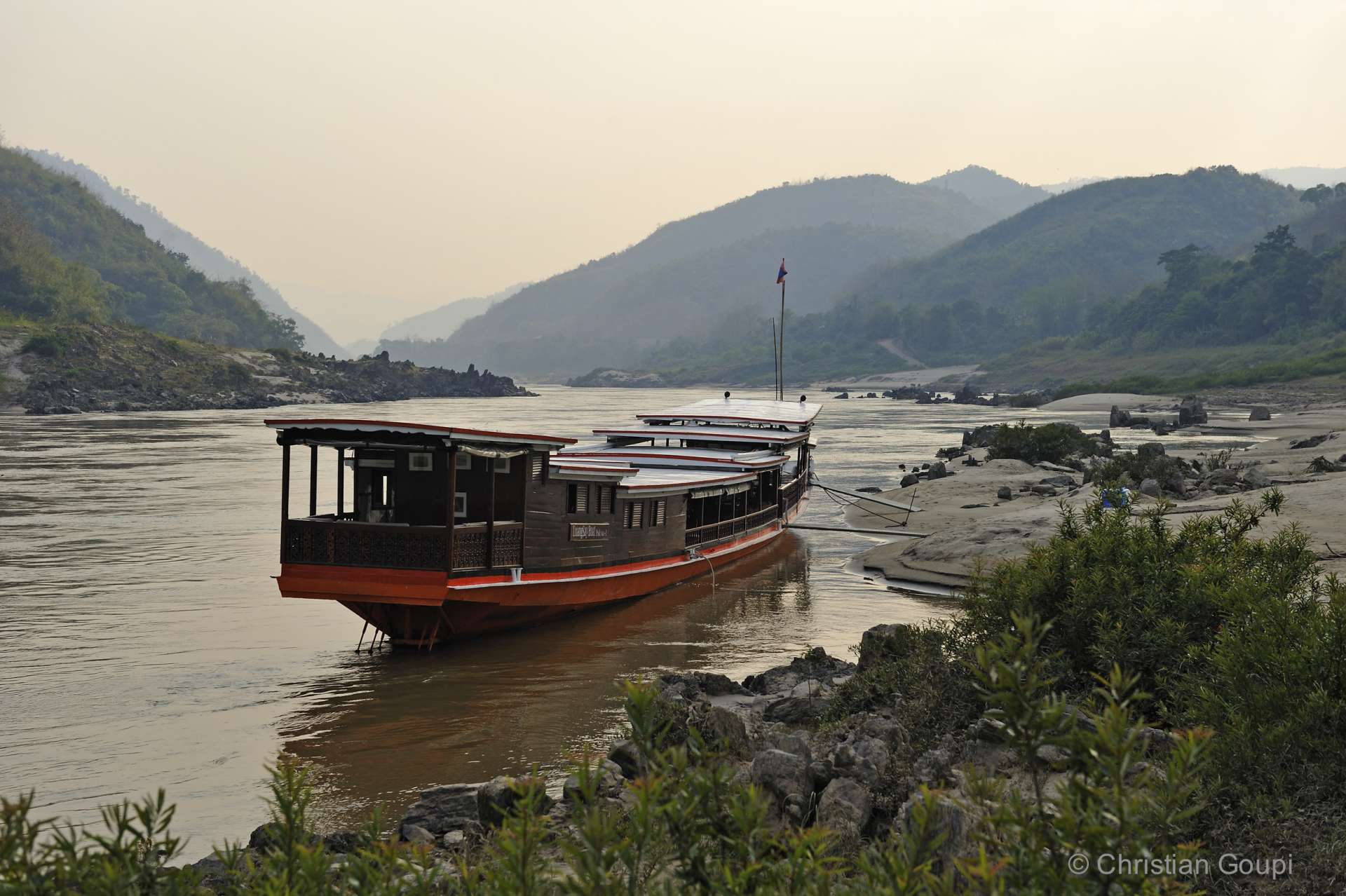 Laos - Notre bateau de croisière pour remonter vers Luang Prabang, à travers les gorges du Mékong.