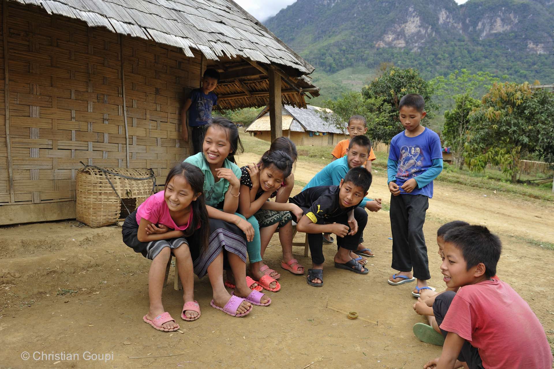 Laos - Concours de lancer d’élastiques dans un village Kamu de la région de Nong Kiaw.