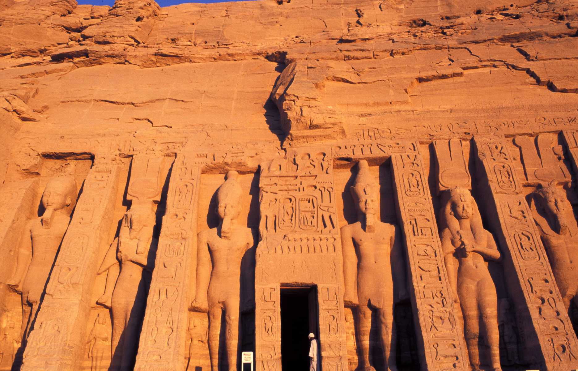 Nubie - Soleil couchant sur le petit temple d’Abou Simbel, voué au culte de Néfertari. L’épouse de Ramsès II y est représentée sous les traits de la déesse de la beauté Hathor