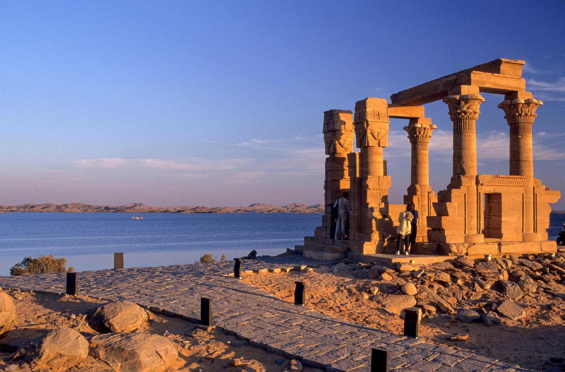 Nubie - Aux côtés du grand temple de Kalabsha, remonté pierre par pierre par les Allemands en 1963, le kiosque de Kertasi a trouvé place sur la rive gauche du lac Nasser, près du haut-barrage d’Assouan. Ses chapiteaux sont dédiés à Hathor, la déesse-vache de la beauté.