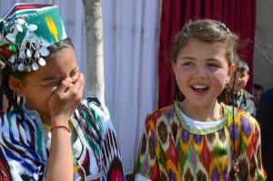 Ouzbekistan - Fillettes ouzbèkes à la fête de Navrouz