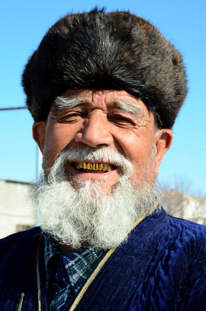 Ouzbekistan - Toque de fourrure et tunique matelassée : la tenue traditionnelle masculine ouzbèke