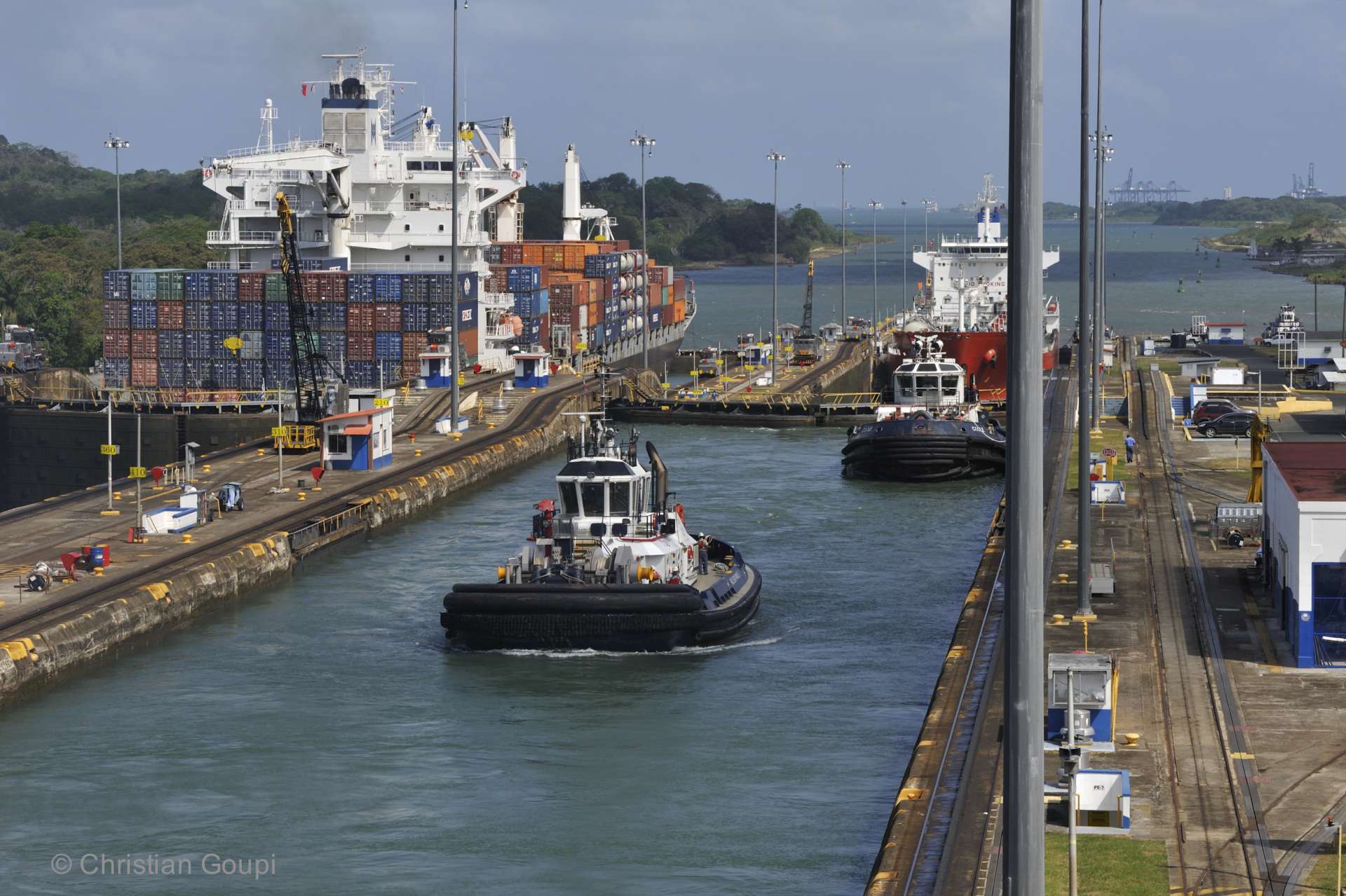 Panama - Un cargo passant les écluses de Gatun, sur le canal de Panama.