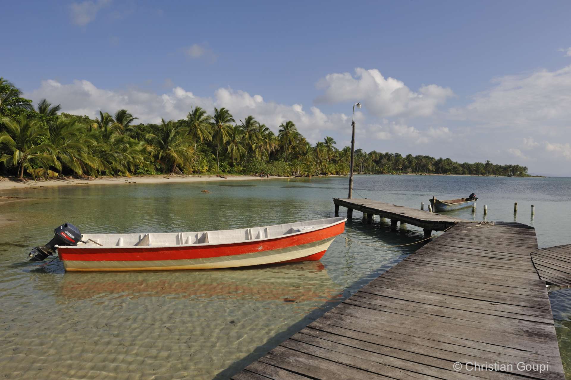 Panama - Petit ponton bien cool sur la plage de Boca del Drago sur l’île de Colon, dans l’archipel Bocas del Toro.