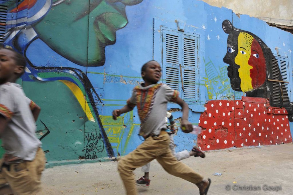 Sénégal - Dakar - Peinture murale collective dans le quartier Medina