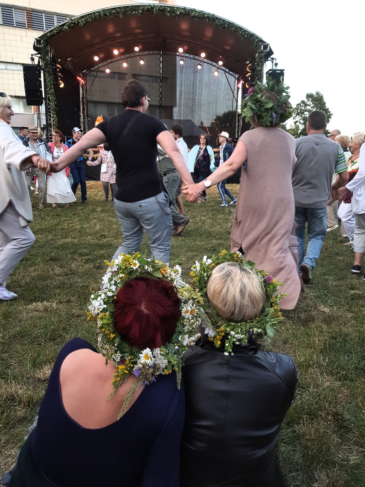lituanie-klaipeda-fete-saint-jean-jonai-danses-couronnes-fleurs