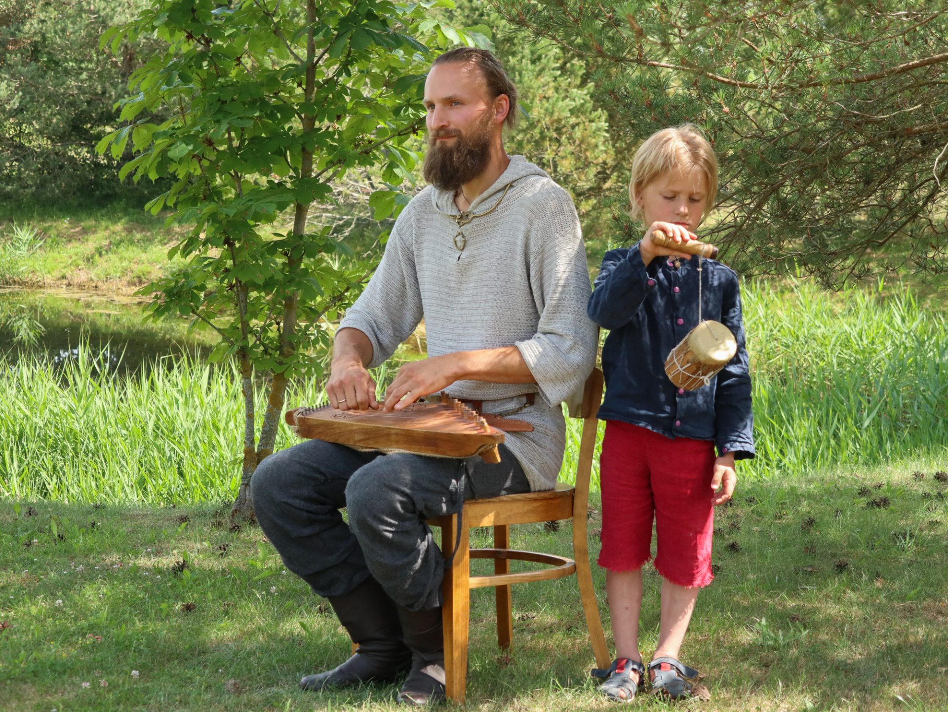 lituanie-siauliai-musicien-traditionnel-avec-son-fils-instrument-kankles