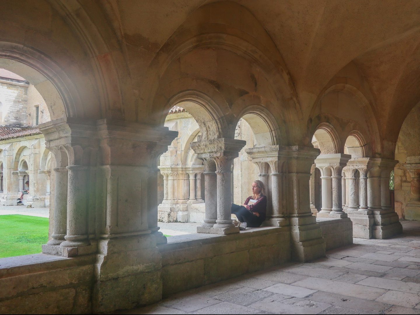 bourgogne-cote-d-or-abbaye-cistercienne-de-fontenay-cloitre-douzieme-siecle-jeune-fille