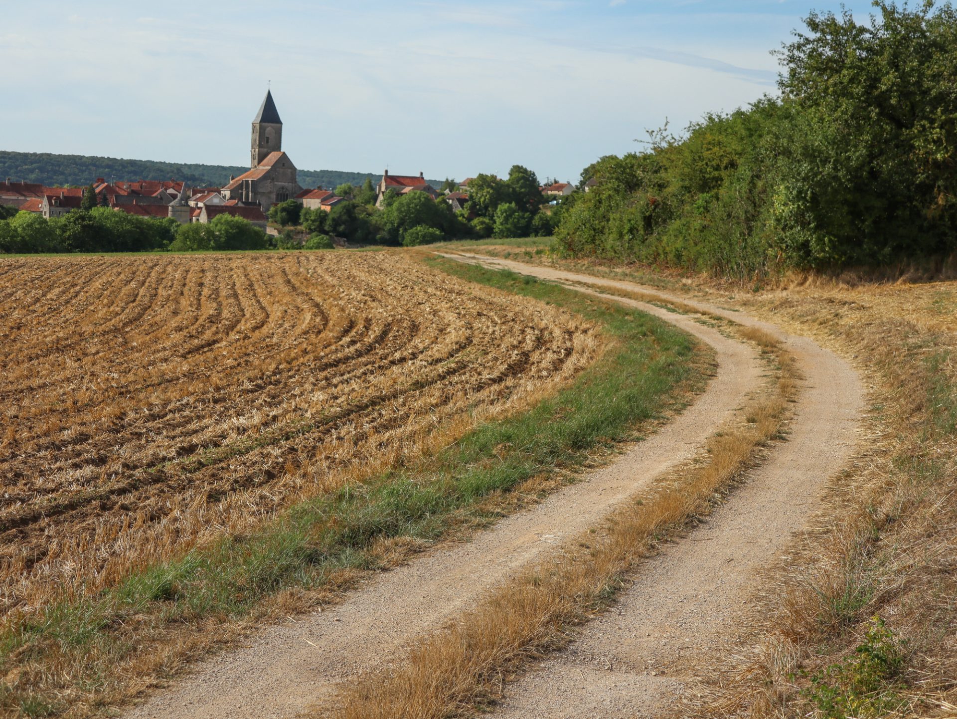 bourgogne-cote-d-or-rougemont-village-champs-labours
