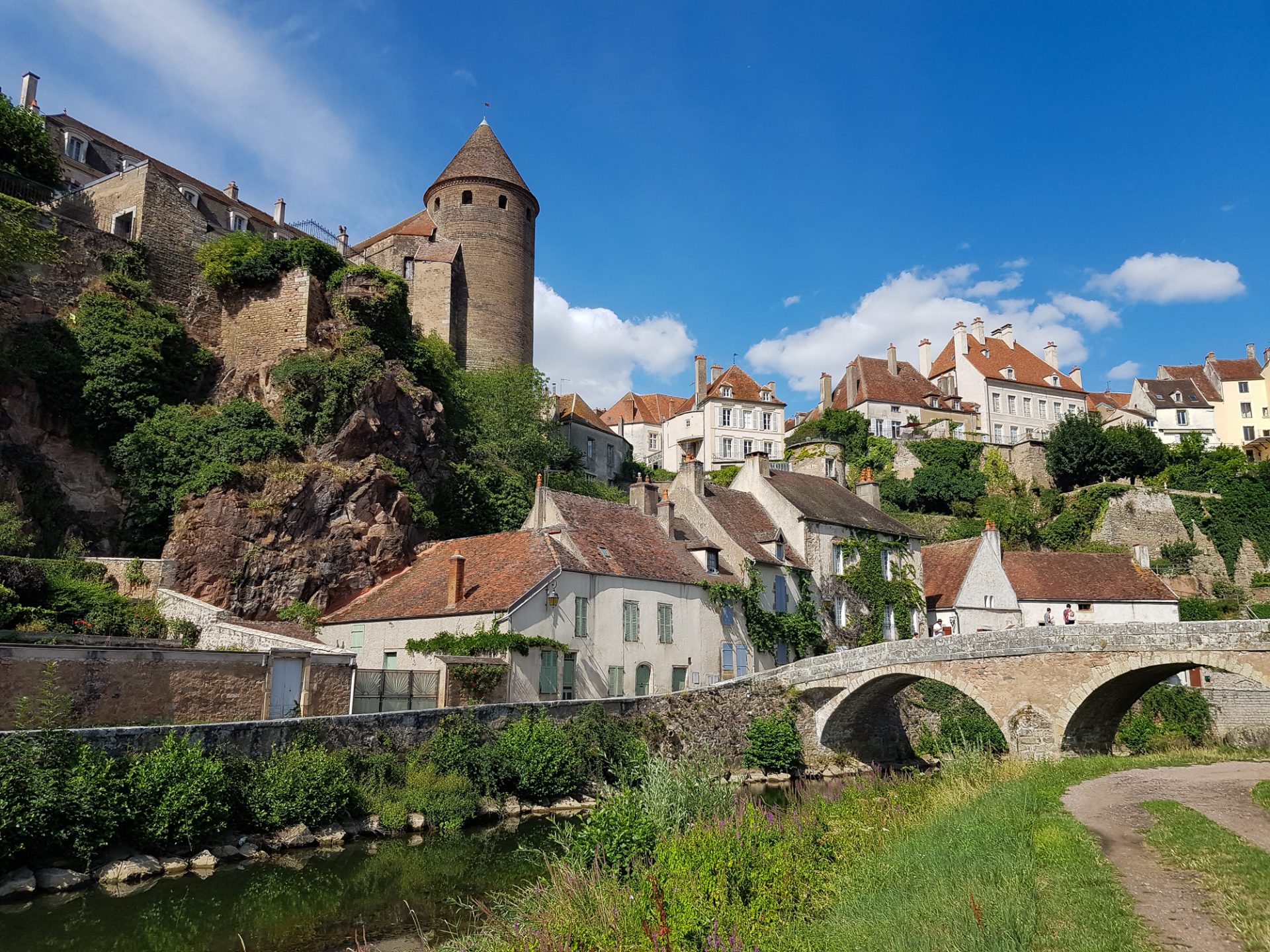 bourgogne-cote-d-or-semur-en-auxois-pont-riviere-armancon-remparts-maisons-samsung