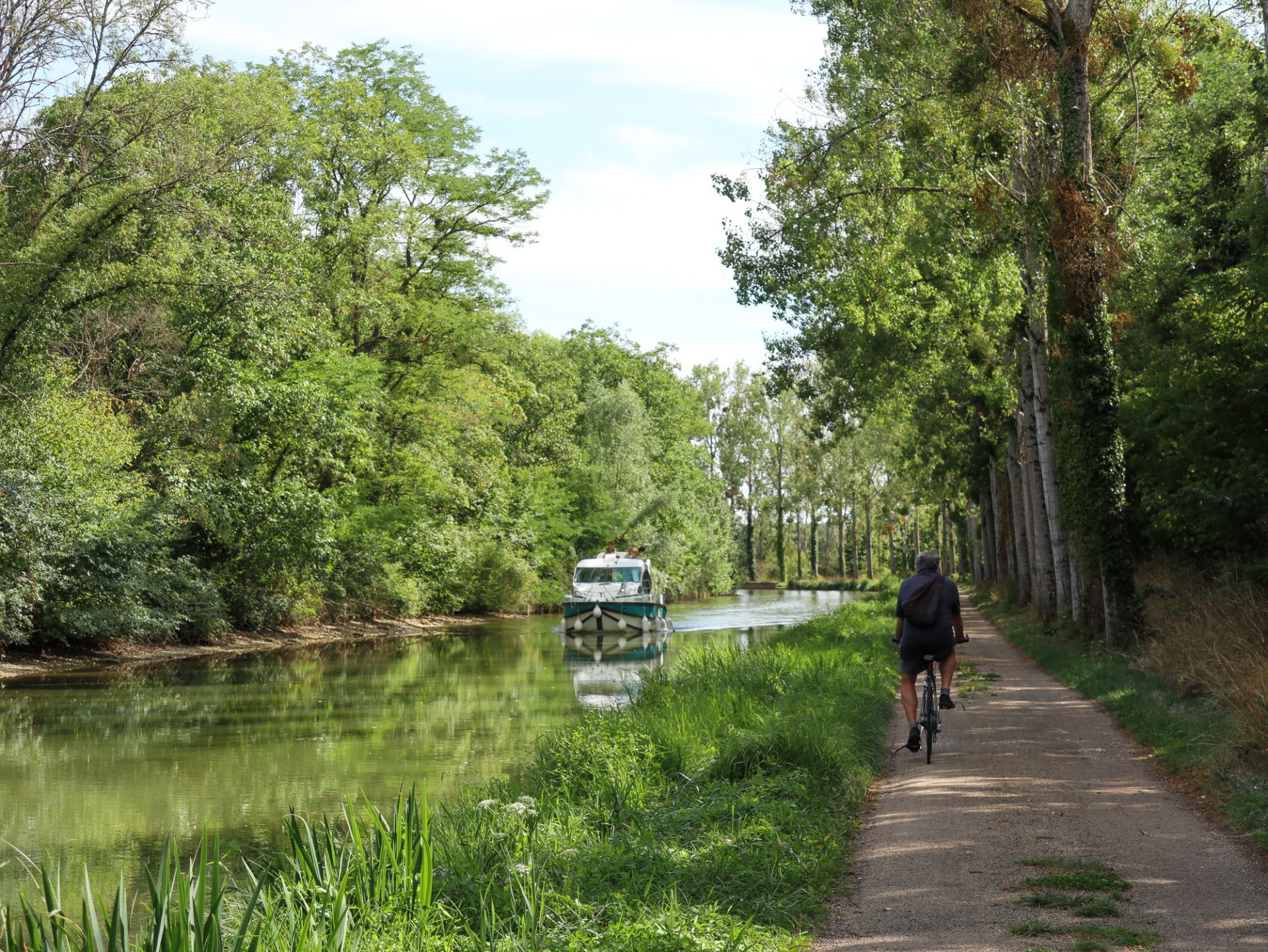 bourgogne-yonne-canal-de-bourgogne-chemin-de-halage-cycliste-peniche-francois