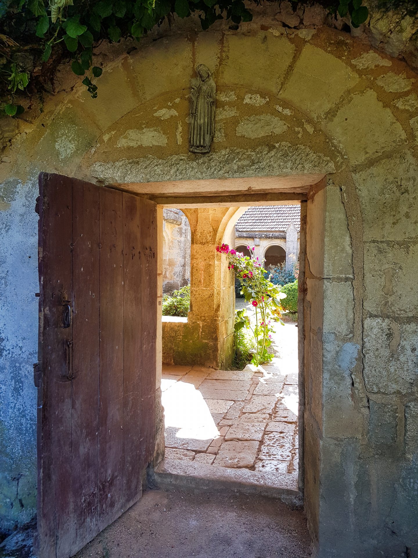 bourgogne-yonne-chatelgerard-prieure-de-vausse-treizieme-siecle-porte-cloitre-lumiere-samsung
