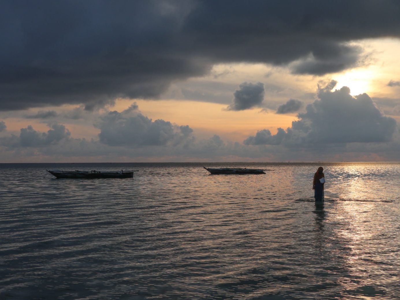 zanzibar-kinwengwa-beach-lever-soleil-plage-pecheuse-a-pied-voile