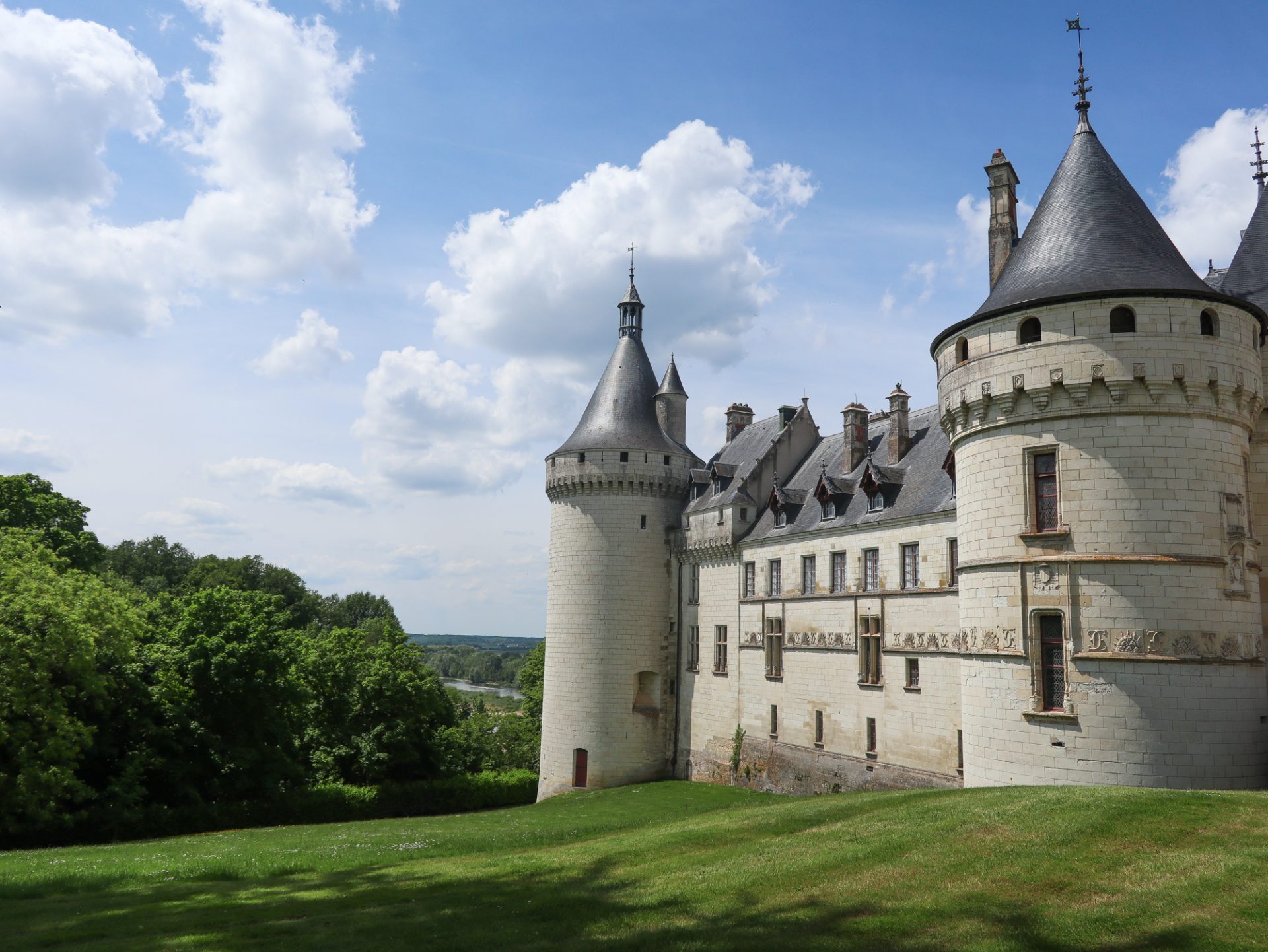val-de-loire-chaumont-sur-loire-centre-art-et-nature-chateau-fleuve