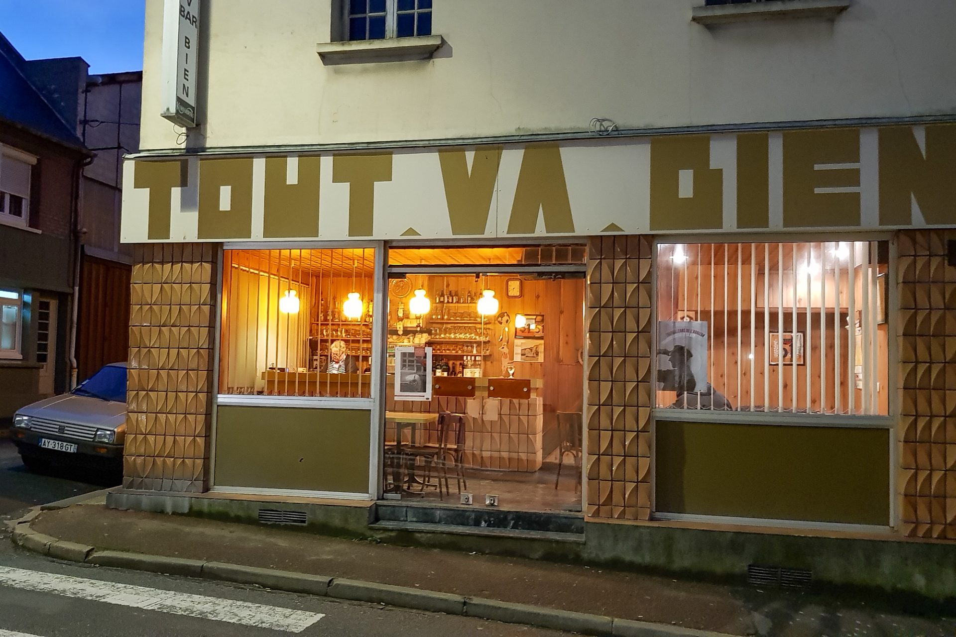 seine-maritime-cote-d-albatre-fecamp-bar-tout-va-bien-exterieur-nuit-2