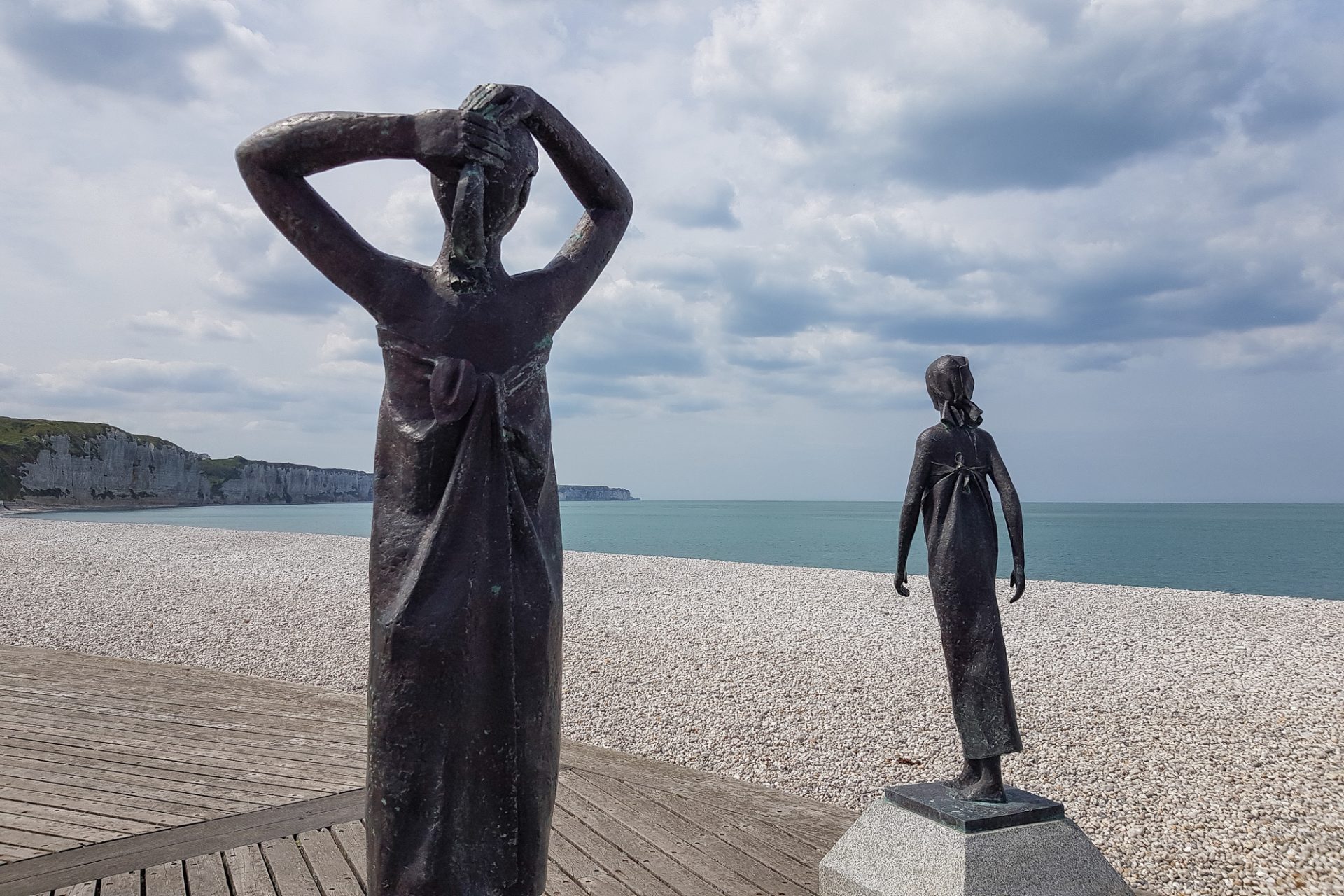 seine-maritime-cote-d-albatre-fecamp-plage-galets-statues-baigneuses-soleil (1 sur 1)