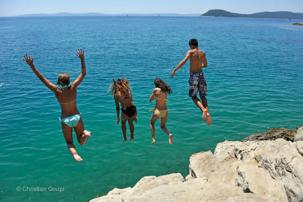 Plongeon de la plage de Jezinac, au pied de la colline de Marjan, Split, Croatie