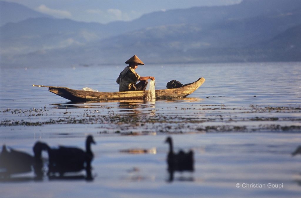 indonesie-sumatra-lac-manijau-pecheur-pirogue-photo-christian-goupi