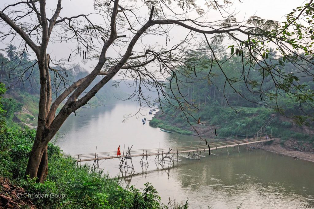 laos-luang-prabang-riviere-nam-khan-passerelle-bambou-photo-christian-goupi