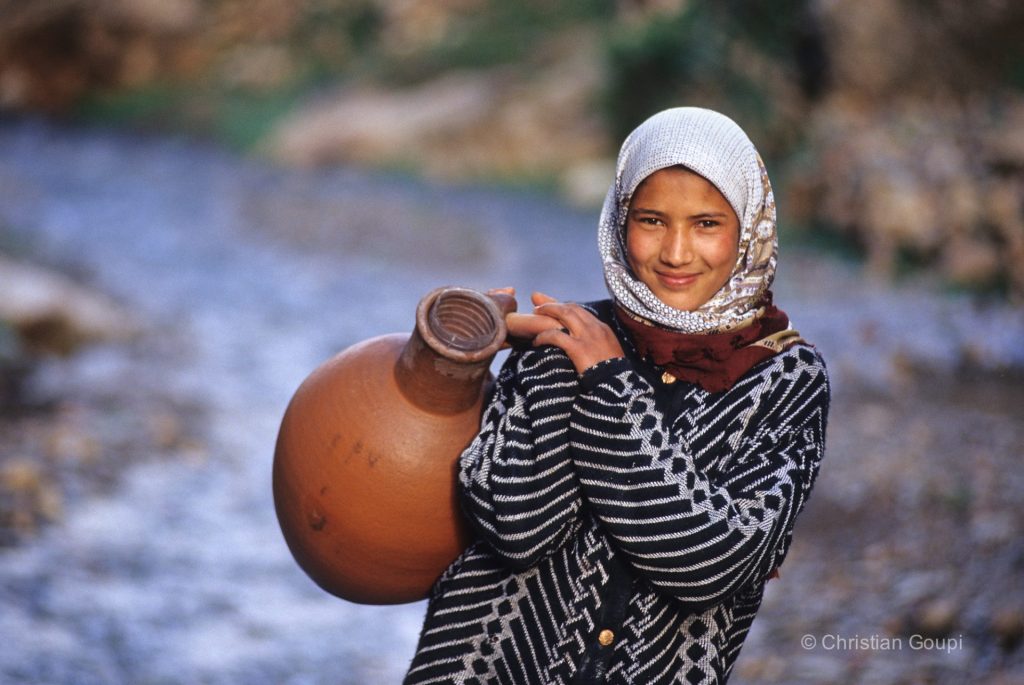 maroc-haut-atlas-imintala-jeune-fille-jarre-photo-christian-goupi