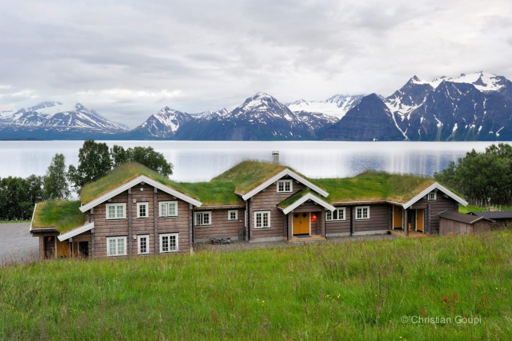 norvege-comte-troms-fjord-de-lyngen-maison-bois-photo-christian-goupi