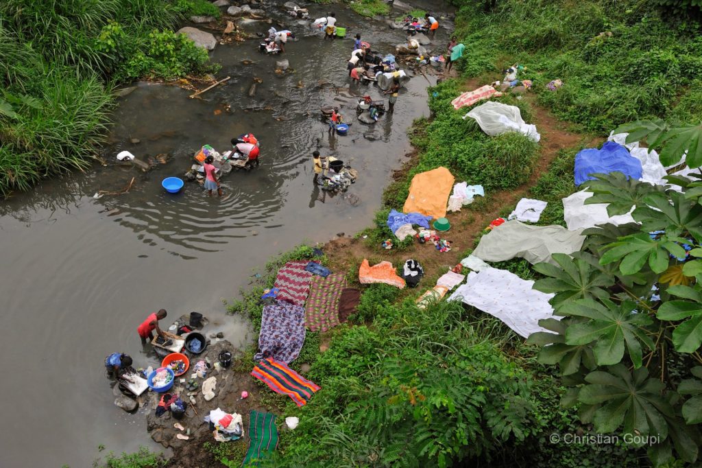 sao-tome-lessive-collective-riviere-photo-christian-goupi