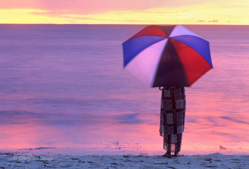 seychelles-denis-island-femme-parapluie-plage-photo-christian-goupi