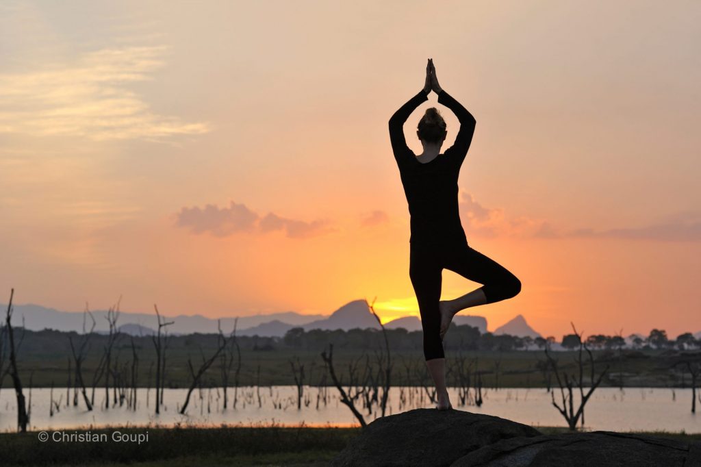 sri-lanka-parc-national-gal-oya-lac-senanayake-femme-yoga-photo-christian-goupi