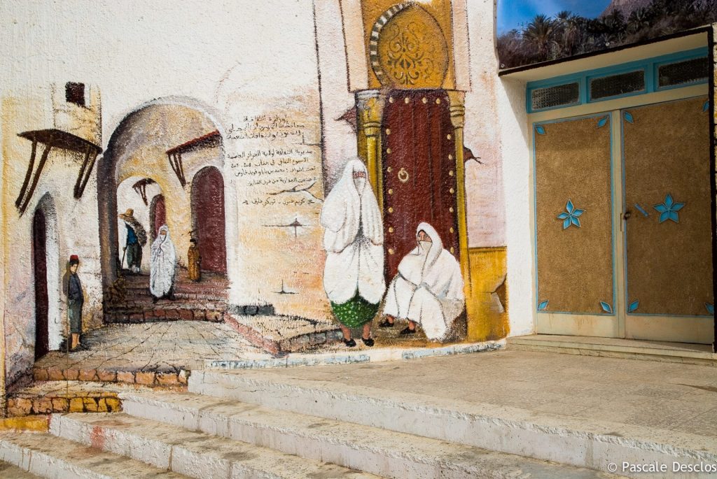 Mur peint en trompe l'oeil à Djanet, porte d'entrée du parc national du Tassili N'Ajjer, sud Algérie