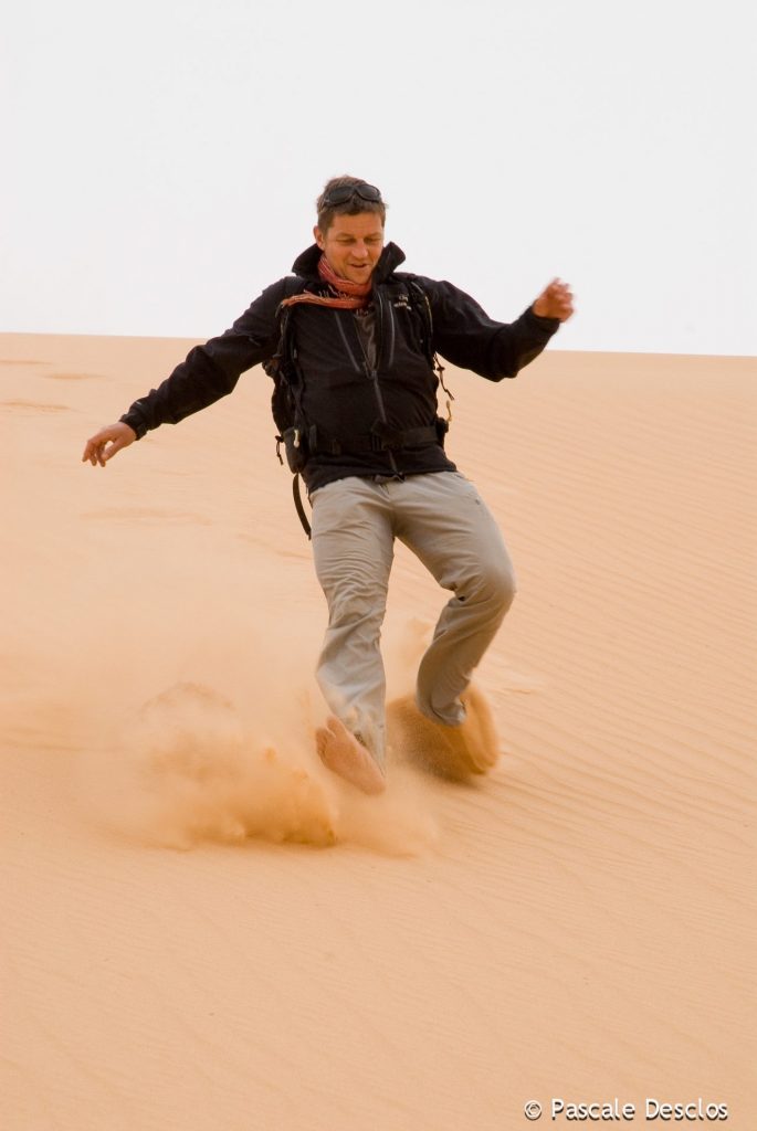 Randonneur et dune dans le massif de la Tadrart rouge, Tassili N'Ajjer, sud Algérie