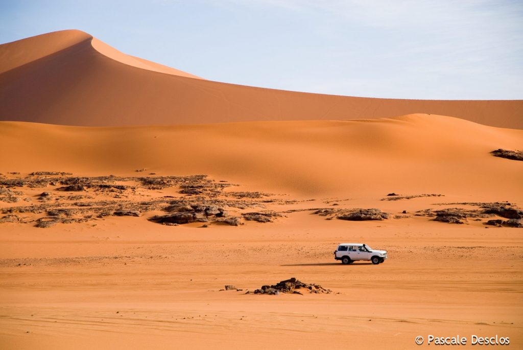 4X4 sur la piste dans le massif de la Tadrart rouge, Tassili N'Ajjer, sud Algérie