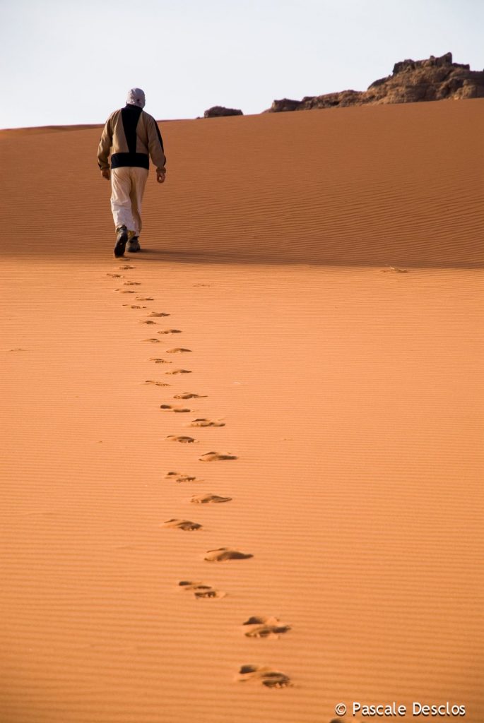 Randonneur dans le massif de la Tadrart rouge, Tassili N'Ajjer, sud Algérie